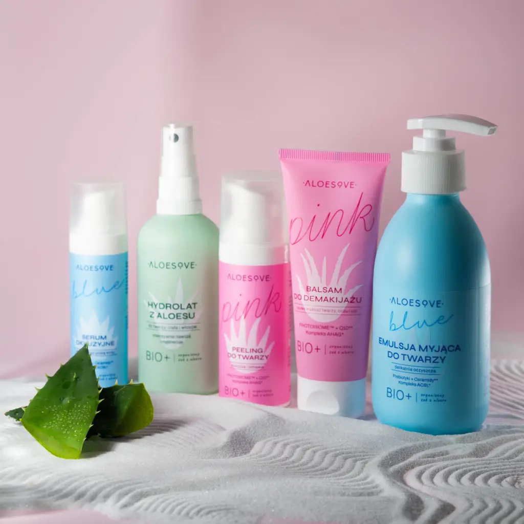 Pięć produktów Aloesove: serum okluzyjne, hydrolat z aloesu, peeling do twarzy, balsam do demakijażu i emulsja myjąca do twarzy